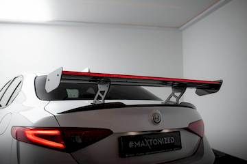 Carbon-Spoiler---LED-Alfa-Romeo-Giulia-Quadrifoglio_CF-AL-GI-1-QV-INT-WING5-245-P-LED
