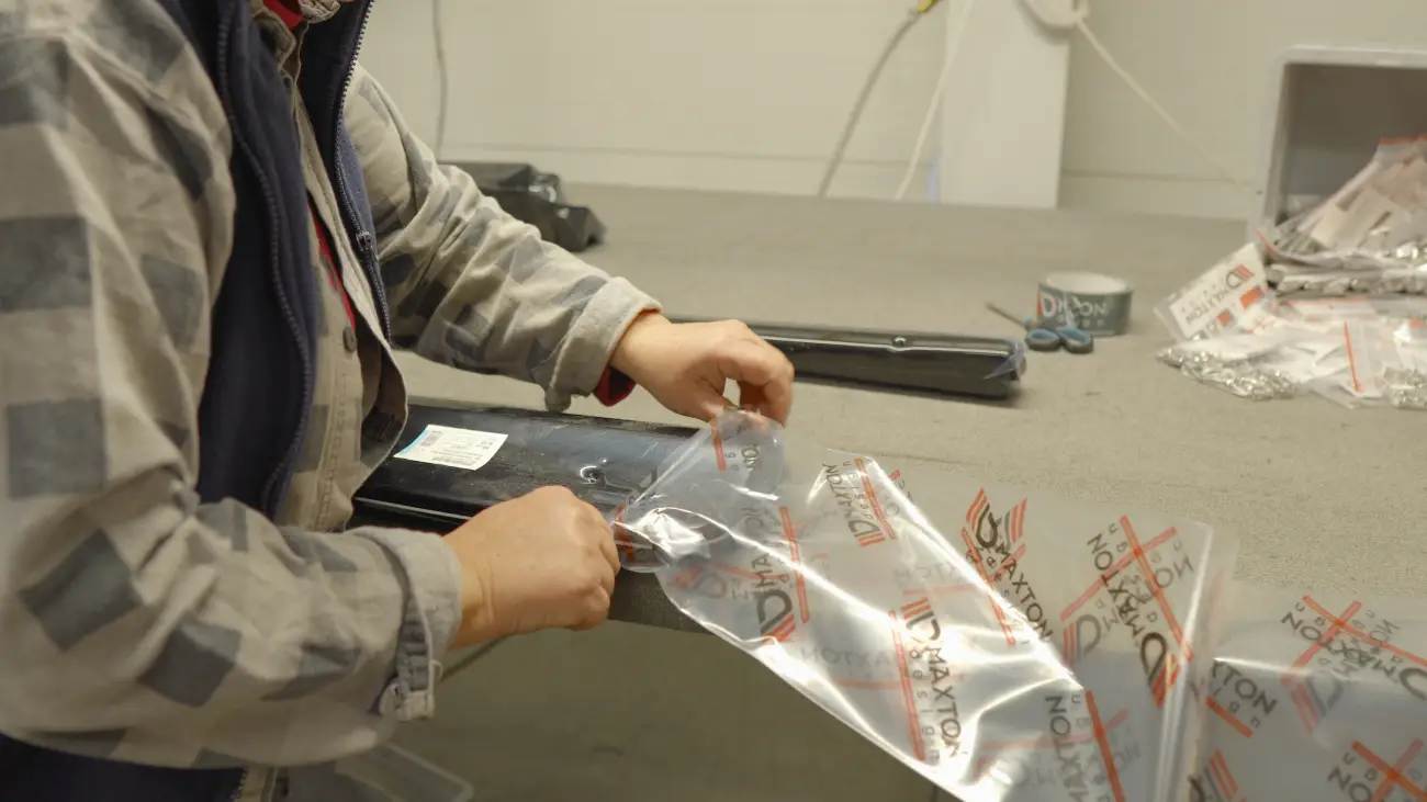 Sorgfältige Verpackung eines Maxton Design Teils