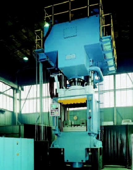Eine massive hydraulische Schmiedepresse bei der Herstellung einer Felge